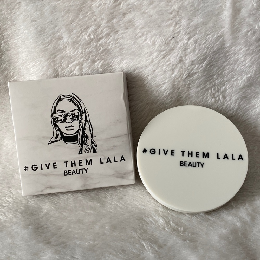 Give Them Lala beauty highlighter (showstopper)